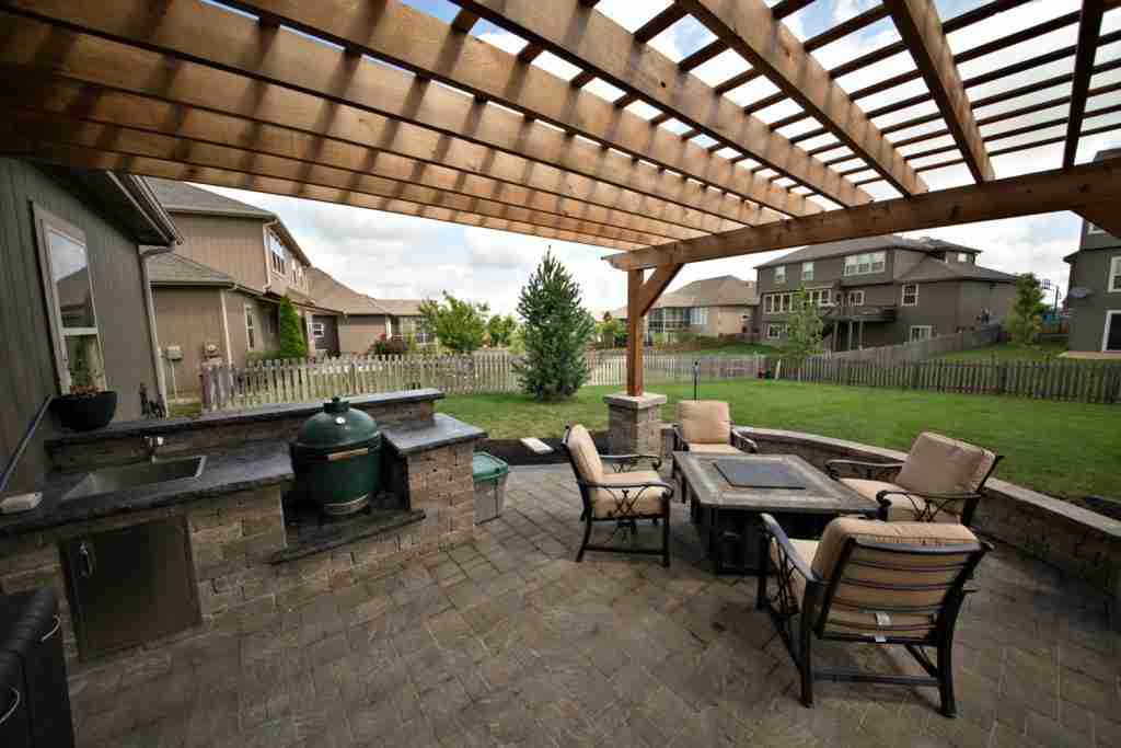 Belgard's Universal Weston Wall stone in Brittany Beige