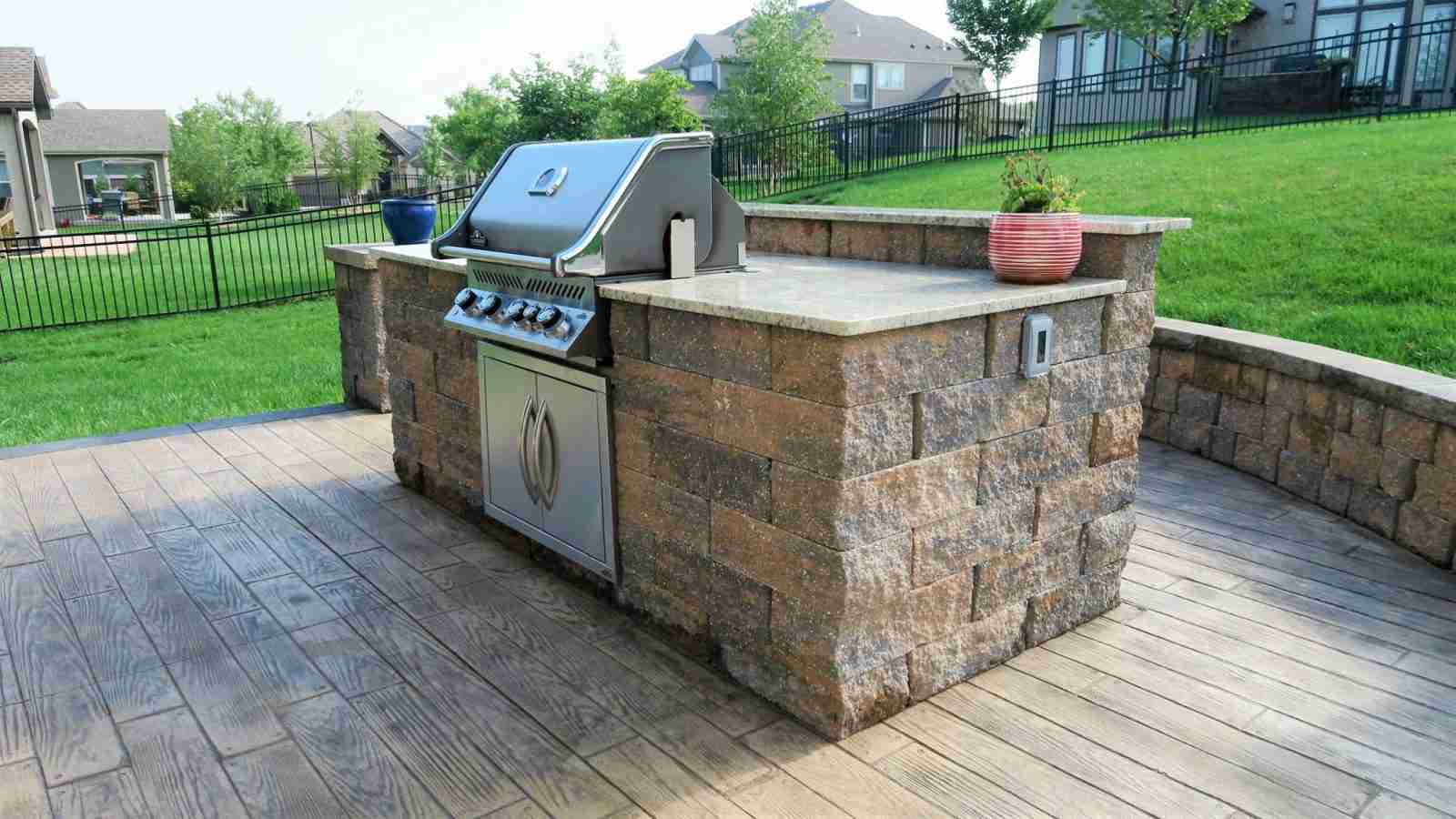 grill station Belgard's Anchor Highland in the shade Brittany Beige