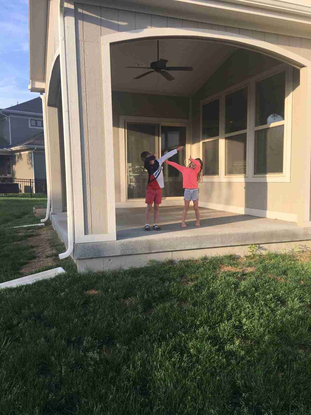kids dabbing